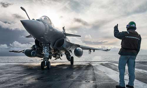 Kể từ khi đi vào sản xuất hàng loạt từ năm 2001 tới nay, Pháp đã có ý định bán tiêm kích Rafale cho rất nhiều nước châu Âu. Tuy nhiên tính tới thời điểm hiện tại, toàn châu Âu vẫn chưa có quốc gia nào ngoài Pháp sử dụng loại chiến đấu cơ đắt đỏ này. Nguồn ảnh: Wiki.