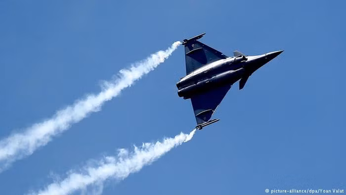 Thêm vào đó, việc mua chiến đấu cơ Rafale - do Pháp tự sản xuất sẽ dẫn tới vấn đề thiếu tự chủ trong tương lai khi mọi linh kiện thay thế, đạn dược, đào tạo phi công cho tới các vấn đề "chính trị" đi kèm đều sẽ phải lệ thuộc vào Pháp - đây là điều mà các ông lớn ở châu Âu không hề muốn. Nguồn ảnh: Yoan.