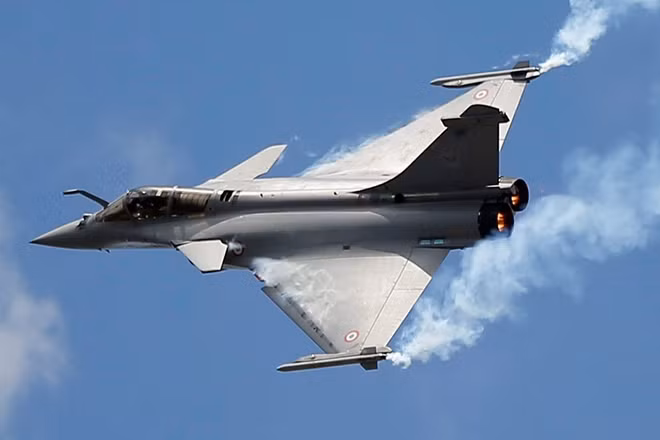 Các quốc gia "Bộ tứ Ông lớn" còn lại ở châu Âu bao gồm Anh, Đức, Italia và Tây Ban Nha lại có rất nhiều vấn đề với Pháp - nhất là về mặt quân sự. Đây cũng chính là bốn quốc gia đóng góp chính trong chương trình nghiên cứu và phát triển chiến đấu cơ loại Eurofighter Typhoon - thay vì chọn mua Rafale từ Pháp. Nguồn ảnh: Pinterest.