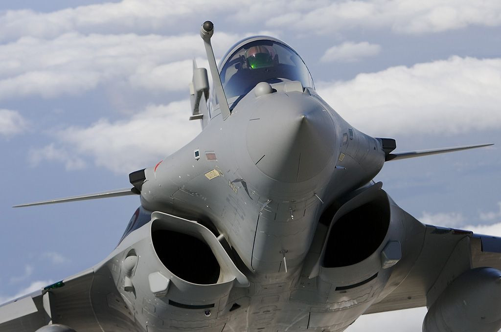 Tiếp đến là Romania - quốc gia này cũng lựa chọn việc mua các chiến đấu cơ F-16 đã qua sử dụng từ Bồ Đào Nha. Với sự lựa chọn này, rõ ràng là Romania sẽ "nhẹ gánh" trong khoản tài chính hơn nhiều so với việc mua Rafale từ Pháp. Nguồn ảnh: Flickr.