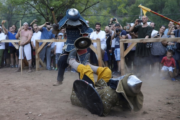 Các "chiến binh" sử dụng kiếm được làm cùn, đấu nhau với sự giám sát của trọng tài và được tính điểm theo quy định. Ảnh: Reuters.