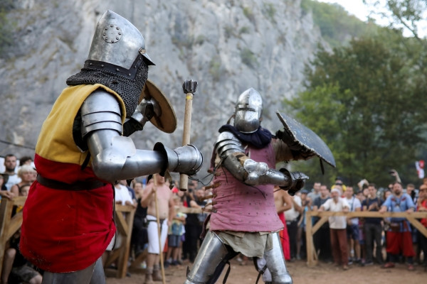 Dù việc đánh nhau bắt nguồn từ những truyền thống xa xưa, hình thức hiện đại của những trận chiến thời trung cổ mới chỉ được hợp thức hóa thành một môn thể thao trong thập niên vừa qua, với sự ra đời của giải đấu quốc tế có tên gọi "Trận chiến giữa các quốc gia". Ảnh: Reuters.