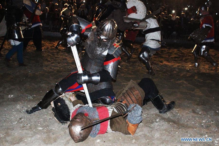 "Trò đánh nhau này, văn hóa này... thật tuyệt vời", ông Velimir Birmanac, một khán giả người Serbia, chia sẻ. Như nhiều người khác tham dự lễ hội, ông mặc trang phục thường dân theo kiểu trung cổ với áo rộng, thắt lưng dắt dao găm, túi và sừng động vật rỗng để đựng đồ uống. "Đây là một trải nghiệm đặc biệt", ông nói. Ảnh: Xinhua.