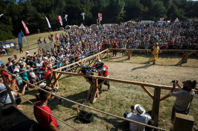 Khoảng 60 "chiến binh" trên khắp châu Âu, từ Pháp đến Romania, tham gia giải đấu. Đây là một phần trong lễ hội kéo dài 3 ngày mang tên "Just Out". Ảnh: AFP.