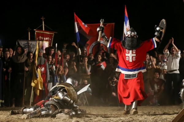 Theo website chính thức của lễ hội "Just Out", lễ hội được tổ chức nhằm nuôi dưỡng "sự kính trọng đối với các giá trị đạo đức" và hỗ trợ "cuộc chiến không khoan nhượng chống lại nạn bạo hành với phụ nữ, trẻ em và những người yếu thế". Ảnh: Reuters.