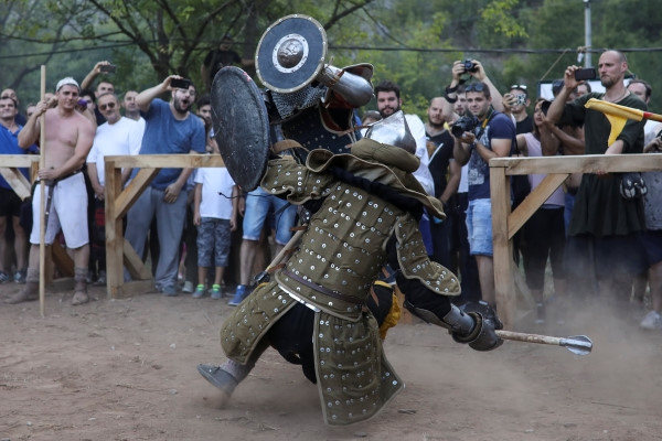 Đây không phải là những màn biểu diễn dàn dựng tái hiện lịch sử mà là môn thể thao chiến đấu thực sự như những trận đánh thời trung cổ ở châu Âu, theo AFP. Ảnh: Reuters.