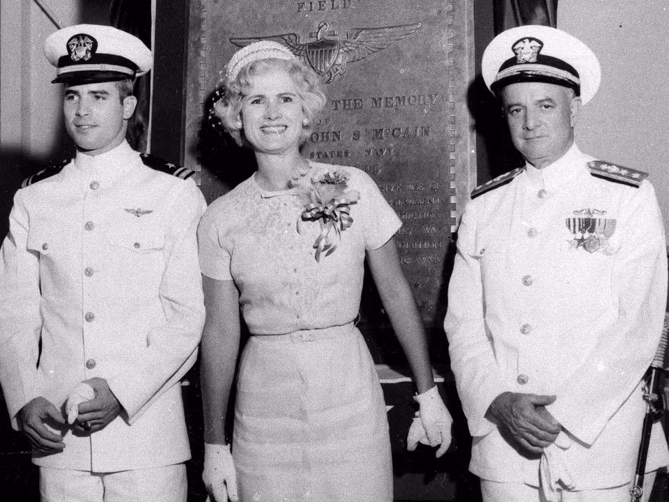 Ông sinh ra trong một gia đình truyền thống với nghiệp nhà binh khi cả cha và ông nội của John S. McCain đều là tướng bốn sao trong Hải quân Mỹ. Trong bức ảnh chụp năm 1961 này, khi ông John McCain đã tốt nghiệp Học viên Hải quân cùng cha mình John S. McCain Jr khi đó đang là chuẩn đô đốc. Nguồn ảnh: BI.