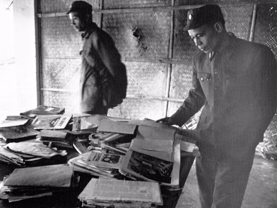 Ngay sau đó ông John McCain đã nhận được sự chăm sóc y tế bởi các bác sĩ của Việt Nam. Những ca phẫu thuật kéo dài liên tục đã cứu được đôi chân của ông McCain khỏi việc bị cắt bỏ. Nguồn ảnh: BI.