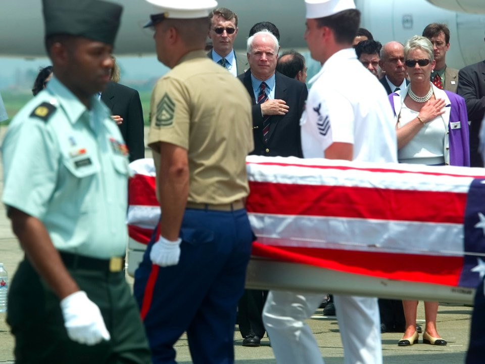 John McCain và vợ tại Việt Nam trong buổi lễ đưa hài cốt của những phi công Mỹ mất tích trên chiến trường Việt Nam về nước. Nguồn ảnh: BI.