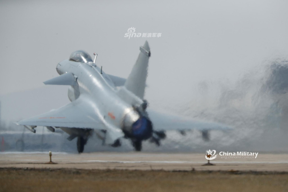 Việc sử dụng phần mũi máy bay làm nơi chứa cảm biến và radar sẽ khiến J-10 mất đi vị trí đặt pháo hoặc súng máy truyền thống giống như các loại máy bay đời cũ khác. Thực tế thì từ sau khi công nghệ radar phát triển trên máy bay phản lực, gần như hệ thống này đã chiếm chỗ đặt pháo và súng máy trên mọi loại máy bay. Nguồn ảnh: Sina.