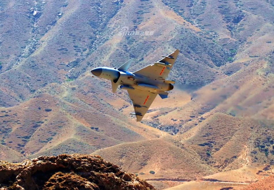 Ngoài ra loại chiến đấu cơ của Trung Quốc này còn có thể mang theo được các pod pháo phản lực phóng loạt không dẫn đường cỡ 90mm hoặc tối đa 3 bình xăng phụ dự phòng. Nguồn ảnh: Sina.