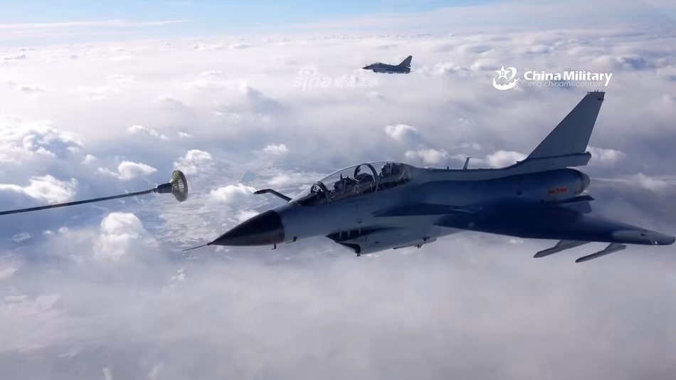 Kèm theo đó là sự phát triển của các loại bom dẫn đường và tên lửa, giúp kéo dãn khoảng cách chiến đấu giữa các cuộc không chiến ra nhiều kilomets - điều này khiến các loại pháo và súng máy chỉ được xem là vũ khí phụ, ít được sử dụng trong giao tranh. Nguồn ảnh: Sina.