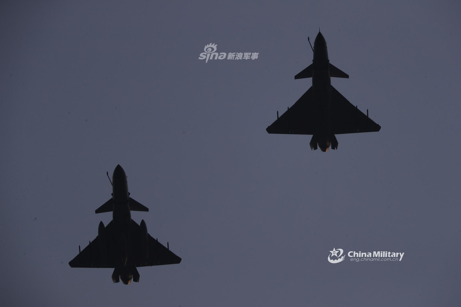 Tiêm kích J-10 của Trung Quốc được trang bị một khẩu pháo GSh-23. Đây là loại pháo hai nòng do Liên Xô sản xuất từ năm 1965 và từng được sử dụng trên các loại tiêm kích của nước này bao gồm cả các loại tiêm kích đời cổ như MiG-21 hay MiG-23. Nguồn ảnh: Sina.