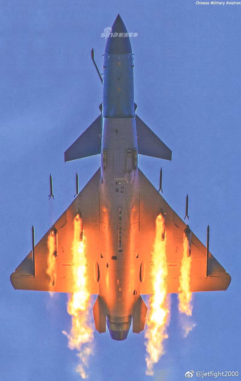 Các loại vũ khí mà J-10 có thể mang theo bao gồm các loại tên lửa không đối không PL-8; PL-9; PL-11 và PL-12. Ngoài ra còn có các loại tên lửa không đối đất như PJ-9 hay YJ-9K. Nguồn ảnh: Sina.