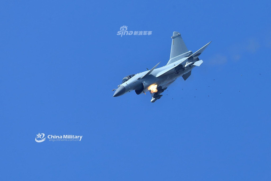 Tuy nhiên, súng máy hoặc pháo vẫn là một trong những thứ không thể thiếu đối với máy bay tiêm kích. Trong ảnh: Vị trí đặt khẩu pháo 23mm của Trung Quốc lộ diện khi khẩu pháo này bắt đầu khai hoả. Nguồn ảnh: Sina.