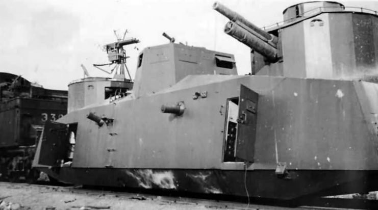 Trong Chiến tranh Thế giới thứ hai, những đoàn tàu hoả bọc thép đã từng được coi là một trong những thứ vũ khí hạng nặng cực kỳ nguy hiểm. Nguồn ảnh: Warhistory.