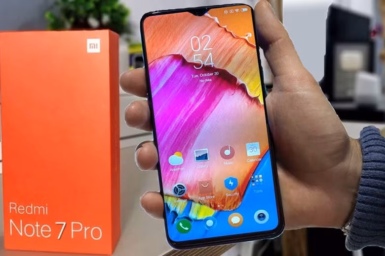  2. Redmi Note 7 Pro. Redmi Note 7 Pro chinh phục người dùng với những sản phẩm cấu hình mạnh và đặc biệt bán với mức giá không thể rẻ hơn. Với khoảng 6 triệu bạn sẽ có chiếc Redmi Note 7 Pro với chip Snap 675 được đánh giá là mạnh nhất trong phân khúc tầm giá.