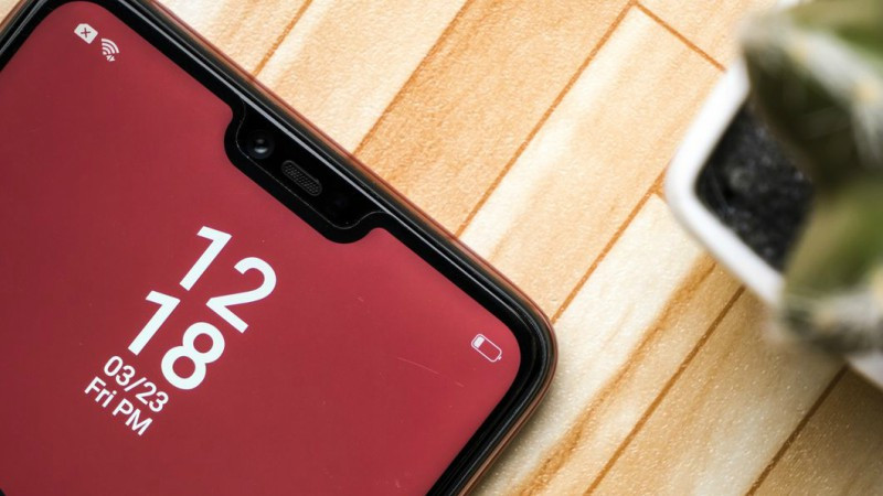 Oppo F7 sử dụng chip xử lý Helio P60 giúp mang đến khả năng xử lý mượt mà và nhanh nhạy. Oppo F7 được trang bị một camera chính duy nhất với độ phân giải 16MP, khẩu độ f/1.8, hỗ trợ lấy nét theo pha và không có chống rung quang học. Camera selfie có độ phân giải 25MP f/2.0. Ngoài ra, 2 camera này đều được Oppo trang bị công nghệ AI để mang đến những bức ảnh có chất lượng tốt hơn.