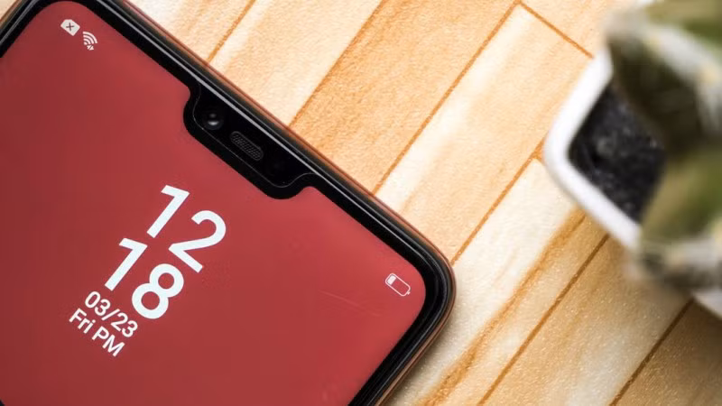 Oppo F7 sử dụng chip xử lý Helio P60 giúp mang đến khả năng xử lý mượt mà và nhanh nhạy. Oppo F7 được trang bị một camera chính duy nhất với độ phân giải 16MP, khẩu độ f/1.8, hỗ trợ lấy nét theo pha và không có chống rung quang học. Camera selfie có độ phân giải 25MP f/2.0. Ngoài ra, 2 camera này đều được Oppo trang bị công nghệ AI để mang đến những bức ảnh có chất lượng tốt hơn.