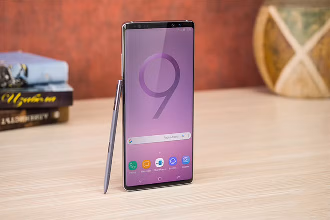 Màn hình Note 9 có độ phân giải 1.440 x 2.960 pixel, tỉ lệ 18,5:9, với ma trận hình kim cương. Mật độ điểm ảnh của màn hình này là 516ppi, giúp nội dung hiển thị hoàn toàn sắc nét khi xem ở khoảng cách tiêu chuẩn là hơn 20cm. Tấm nền màn hình Note 9 có nhiều ưu điểm, bao gồm độ trễ thấp khi sử dụng với Daydream VR hay Gear VR, cũng như hỗ trợ bút cảm ứng S-Pen với 4.096 mức độ nhận diện áp lực khác nhau.