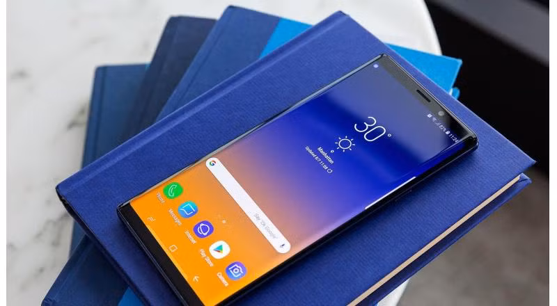  4. Samsung Galaxy Note 9. Màn hình Samsung Galaxy Note 9 đã được đánh giá bởi DisplayMate - còn được biết đến như là DxOMark trên lĩnh vực màn hình - là màn hình tốt nhất hiện có trong thế giới smartphone. Điện thoại này sử dụng tấm nền Super AMOLED hơi uốn cong về hai cạnh bên, kích cỡ 6.4-inch, chiếm khoảng 83,4% diện tích mặt trước máy.