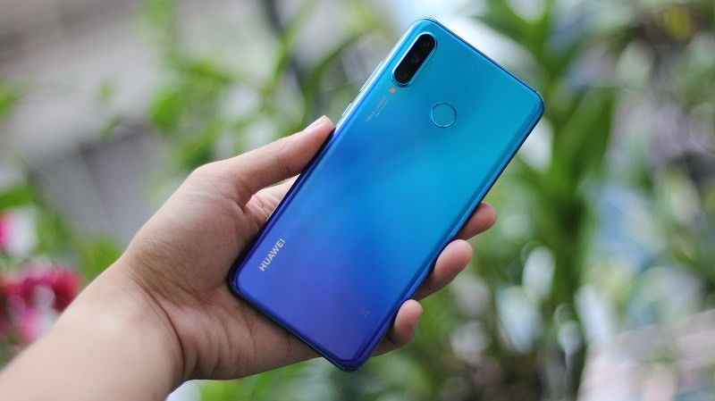 P30 Pro sử dụng vi xử lý Kirin 980 của Huawei, RAM 8GB và bộ nhớ trong 128/256/512GB. Máy có dung lượng pin lớn 4200mAh và được hỗ trợ sạc nhanh 40W. Về camera, P30 Pro có một camera trước 32MP và bốn camera phía sau (40MP + 20MP + 8MP + ToF).
