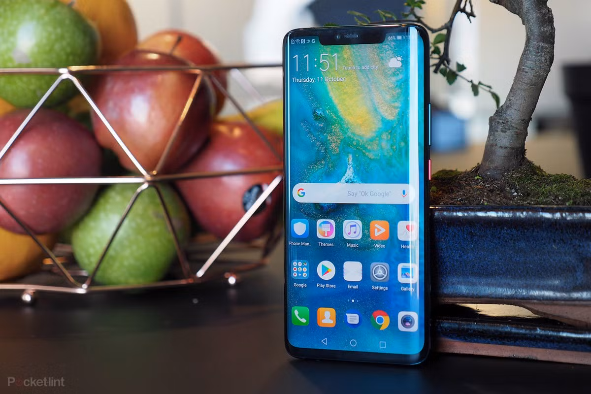  3. Huawei Mate 20 Pro. Mate 20 Pro sử dụng màn hình OLED 6.3-inch, 1440p, với tỉ lệ 19.5:9, trong khi Mate 20 chhir sở hữu tấm nền LCD nhưng lại có kích thước lớn hơn (6.53-inch), độ phân giải FHD+ và tỉ lệ 18.7:9 cùng với phần notch được tối giản chỉ còn một chấm tròn, và phần cạnh dưới cũng được làm mỏng hơn.