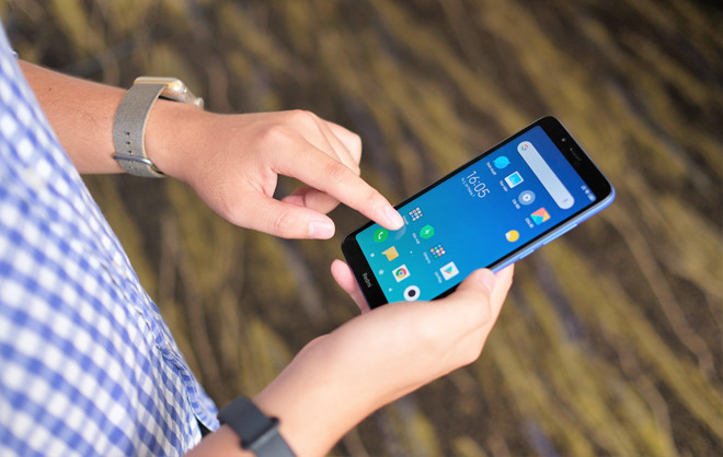 Model này có màn hình 5,45 inch, độ phân giải HD+, viền màn hình khá dày. Redmi 7A có cấu hình ở mức phổ thông với chip Snapdragon 439, RAM 2 GB, bộ nhớ trong 16 GB hoặc 32 GB, viên pin 4.000 mAh.