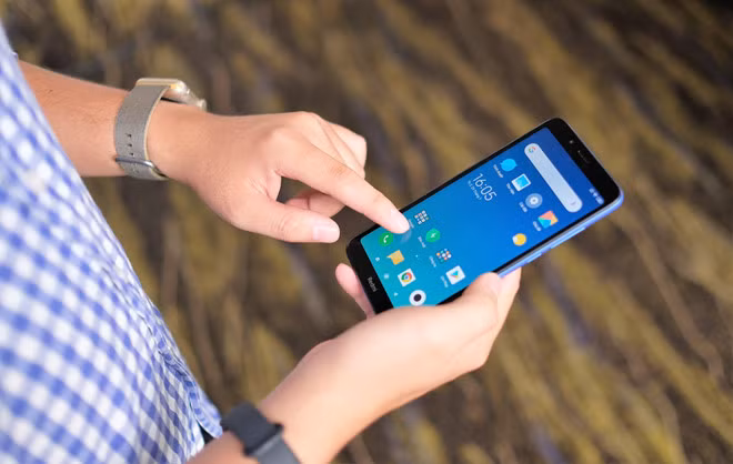 Model này có màn hình 5,45 inch, độ phân giải HD+, viền màn hình khá dày. Redmi 7A có cấu hình ở mức phổ thông với chip Snapdragon 439, RAM 2 GB, bộ nhớ trong 16 GB hoặc 32 GB, viên pin 4.000 mAh.