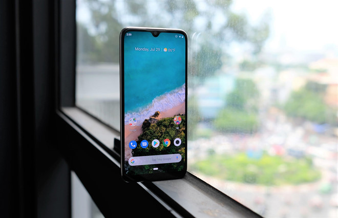 Trong khi các đối thủ khác đều dùng màn hình có độ phân giải Full HD, Xiaomi chỉ trang bị cho model này chất lượng ở mức HD+, dùng tấm nền AMOLED và kích thước 6,1 inch. Khả năng hiển thị của máy ở mức khá, màu sắc trung thực, độ sáng cao.