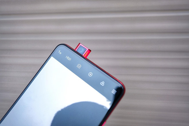 Khác với những đối thủ, camera trượt trên Mi 9T có phần nhựa trong suốt ở hai bên, nó sẽ phát sáng khi người dùng đóng, mở camera. Khi mở, máy phát ra âm thanh vui tai. Bạn có thể chọn nhiều dạng âm thanh khác nhau. Bên cạnh đó, camera trượt cũng tích hợp cảm biến chuyển động cùng nút trợ lực giúp tự động đóng lại khi máy rơi hoặc bị nhấn.