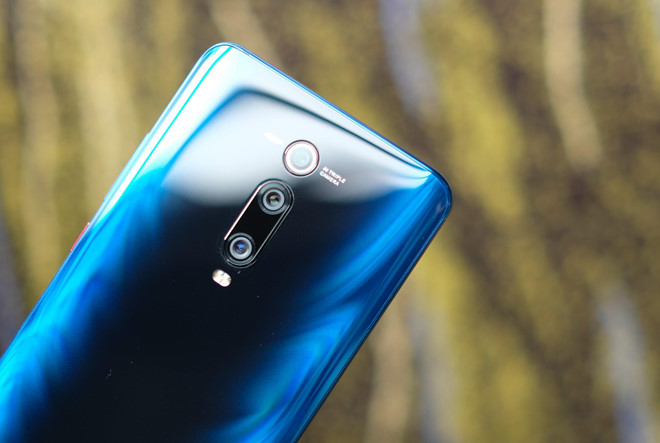 Máy được trang bị 3 camera ở mặt lưng gồm ống kính chính 48 MP, sử dụng cảm biến Sony IMX586, ống kính telephoto 8 MP và ống kính góc siêu rộng 13 MP.