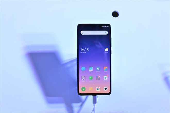 Cấu hình của Mi 9T bao gồm chip Snapdragon 730, RAM 6 GB và bộ nhớ trong 64 GB. Viên pin đi kèm theo máy có dung lượng 4.000 mAh, hỗ trợ sạc nhanh 18 W.