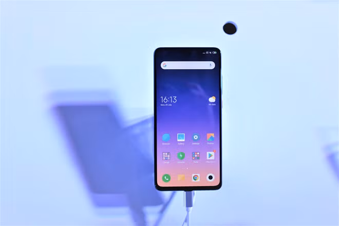 Cấu hình của Mi 9T bao gồm chip Snapdragon 730, RAM 6 GB và bộ nhớ trong 64 GB. Viên pin đi kèm theo máy có dung lượng 4.000 mAh, hỗ trợ sạc nhanh 18 W.