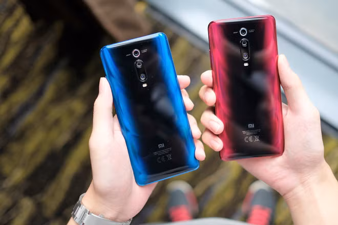 Cảm giác cầm nắm của Xiaomi Mi 9T khá đầm tay. Tôi cảm thấy thích điều này vì khi sử dụng nó mang lại trải nghiệm cứng cáp và giúp cầm máy chắc chắn hơn.