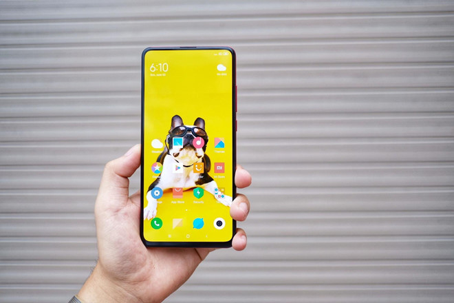 Máy sở hữu thiết kế khá giống mẫu Mi Mix 3 với màn hình tràn viền. Để làm được điều này, Xiaomi đã trang bị cụm camera selfie 20 MP "thò thụt" đặt trên đỉnh máy. Camera trượt này khá giống Oppo F11 Pro hay Vivo V15.