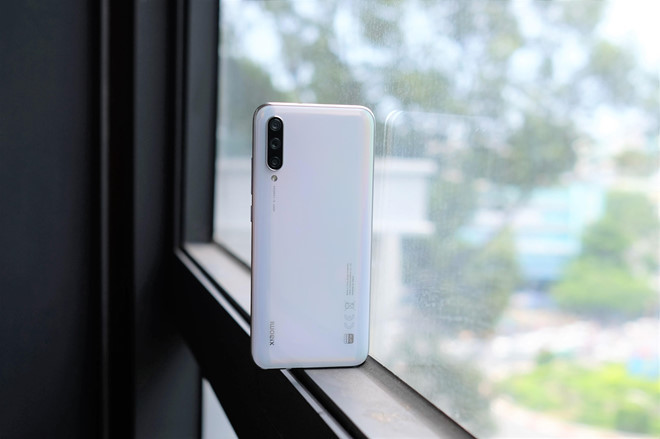 Trong tầm giá 6 triệu đồng, Mi 3A sẽ chạm trán các đối thủ như Realme 3 Pro, Huawei P30 Lite hay Asus Zenfone Max Pro M2. Mi 3A có cấu hình tốt trong phân khúc, cảm biến vân tay dưới màn hình và 3 camera sau, hỗ trợ chụp góc rộng. Tuy nhiên, điểm trừ của máy đến từ màn hình, chất lượng chỉ dừng lại ở mức HD+.