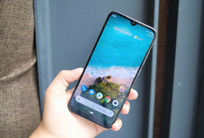 Không giống như Mi 9T sở hữu giao diện MIUI 10, Mi A3 nằm trong dự án Android One, giao diện thuần Google, mang đến trải nghiệm sử dụng khá mượt mà. Đại diện Xiaomi cho biết, đây sẽ là trong trong những thiết bị đầu tiên được nâng cấp lên Android Q.