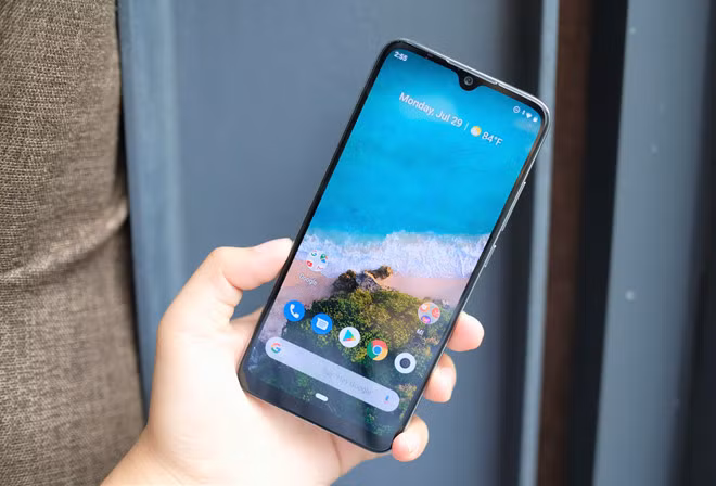 Không giống như Mi 9T sở hữu giao diện MIUI 10, Mi A3 nằm trong dự án Android One, giao diện thuần Google, mang đến trải nghiệm sử dụng khá mượt mà. Đại diện Xiaomi cho biết, đây sẽ là trong trong những thiết bị đầu tiên được nâng cấp lên Android Q.