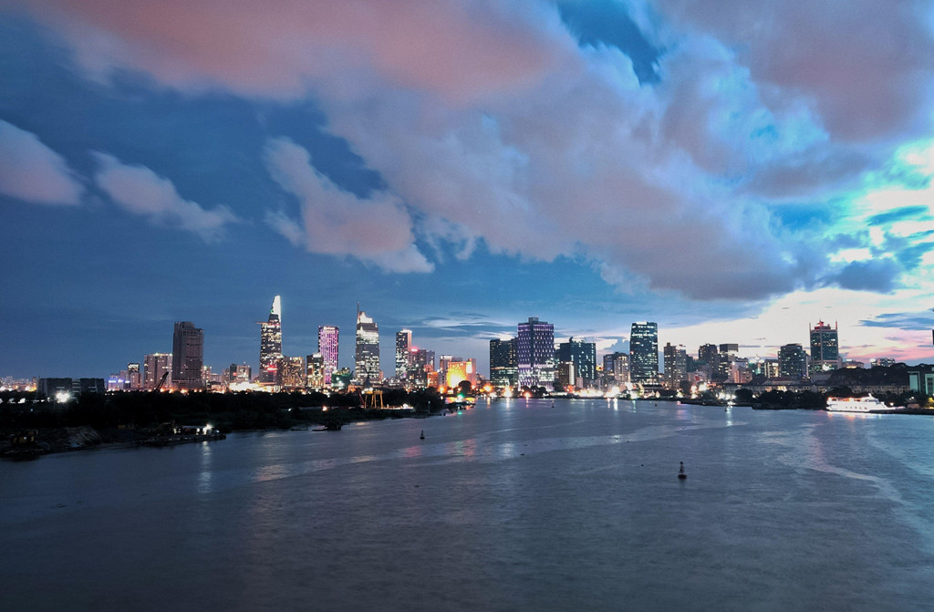 Khi chụp cảnh đêm ở chế độ tự động, AI vẫn được kích hoạt, giúp xác định cảnh đêm để từ đó tối ưu ảnh chụp tốt nhất. Ở ảnh trên, các tầng mây được tái hiện sống động mà không giả, nền trời vẫn giữ được màu sắc trung thực, trong khi các tòa nhà ở phía xa được tái tạo chi tiết, không xảy ra hiện tượng bệt màu.