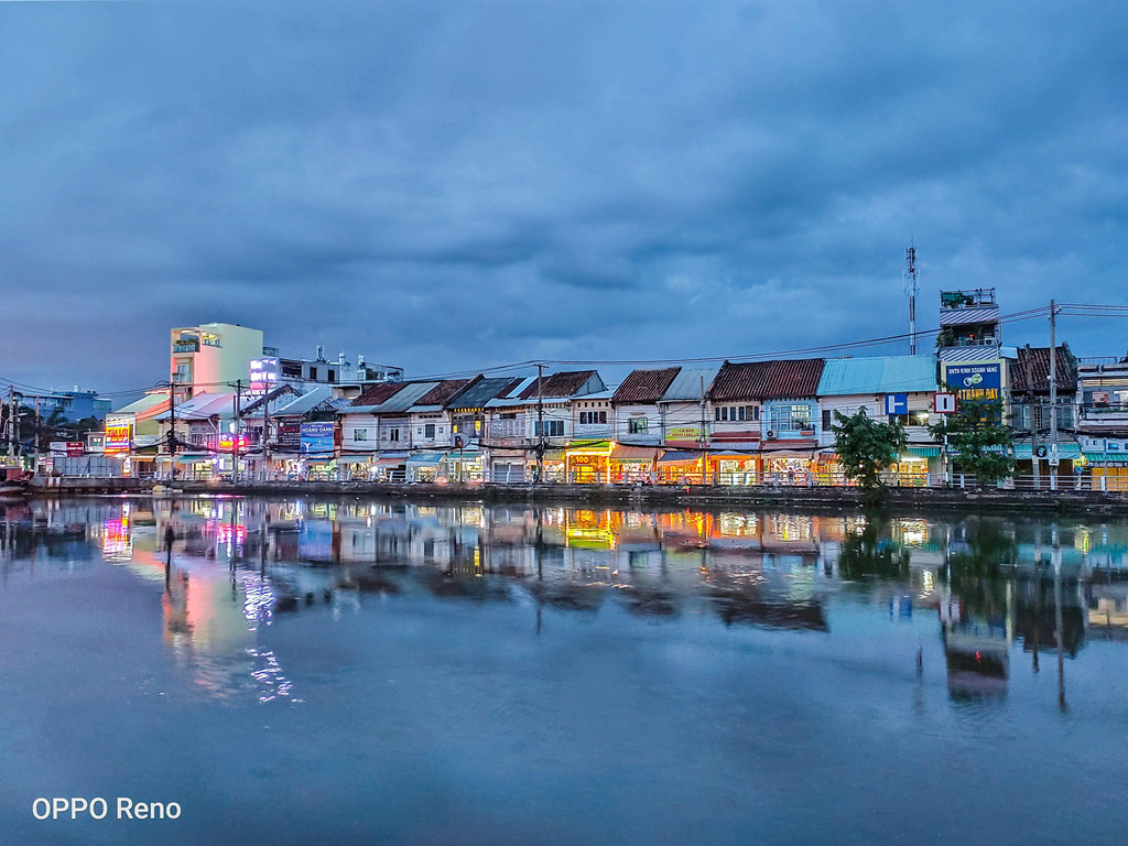 Nếu chụp ảnh có chân máy hỗ trợ, hệ thống camera sẽ tổng hợp tối đa 17 hình ảnh với độ sáng khác nhau để tạo thành một bức ảnh. Nhờ vậy chất lượng ảnh sẽ được cải thiện rất nhiều, các chi tiết như xe cộ, cây cối, nhà cửa… đều hiển thị chi tiết hơn ở chế độ chụp đêm.