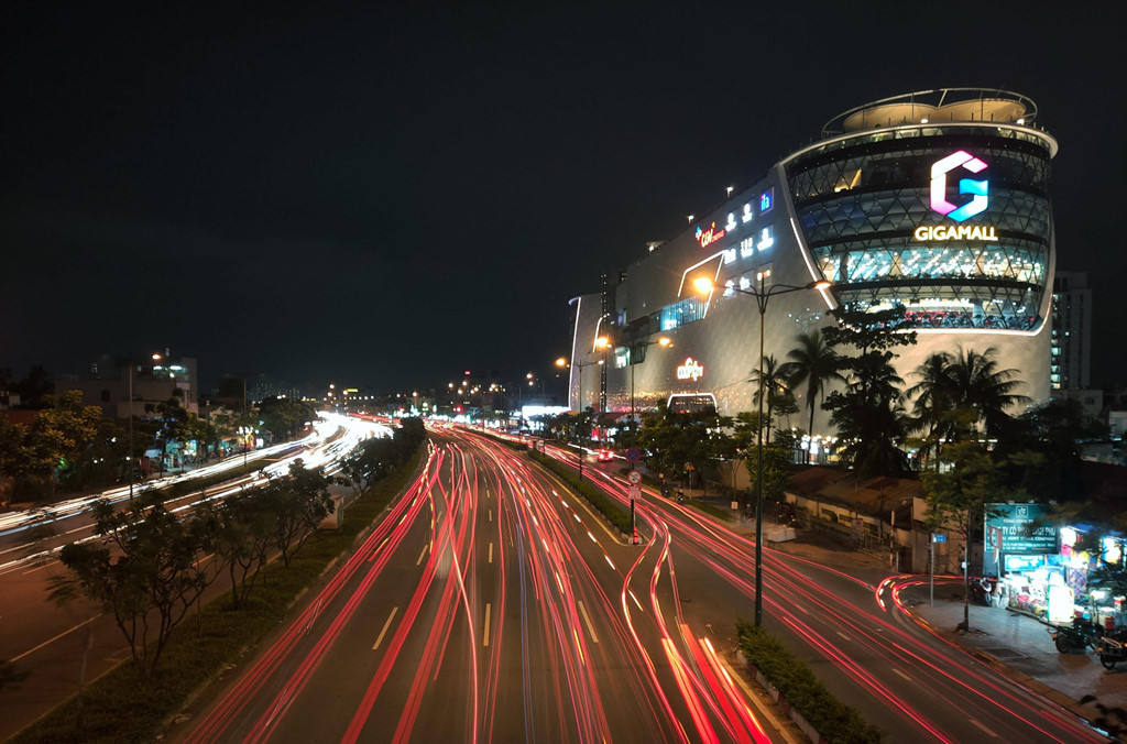 Camera chính 48 MP, sử dụng cảm biến Sony IMX 586, khẩu độ f/1.7, kết hợp với thuật toán phần mềm MFNR và HDR, cho phép Oppo Reno 10x zoom ngăn ngừa tình trạng ảnh bị phơi sáng quá mức, cho độ nét sâu ở cả tiền cảnh và hậu cảnh, đồng thời tạo hiệu ứng ánh sáng ảo diệu.