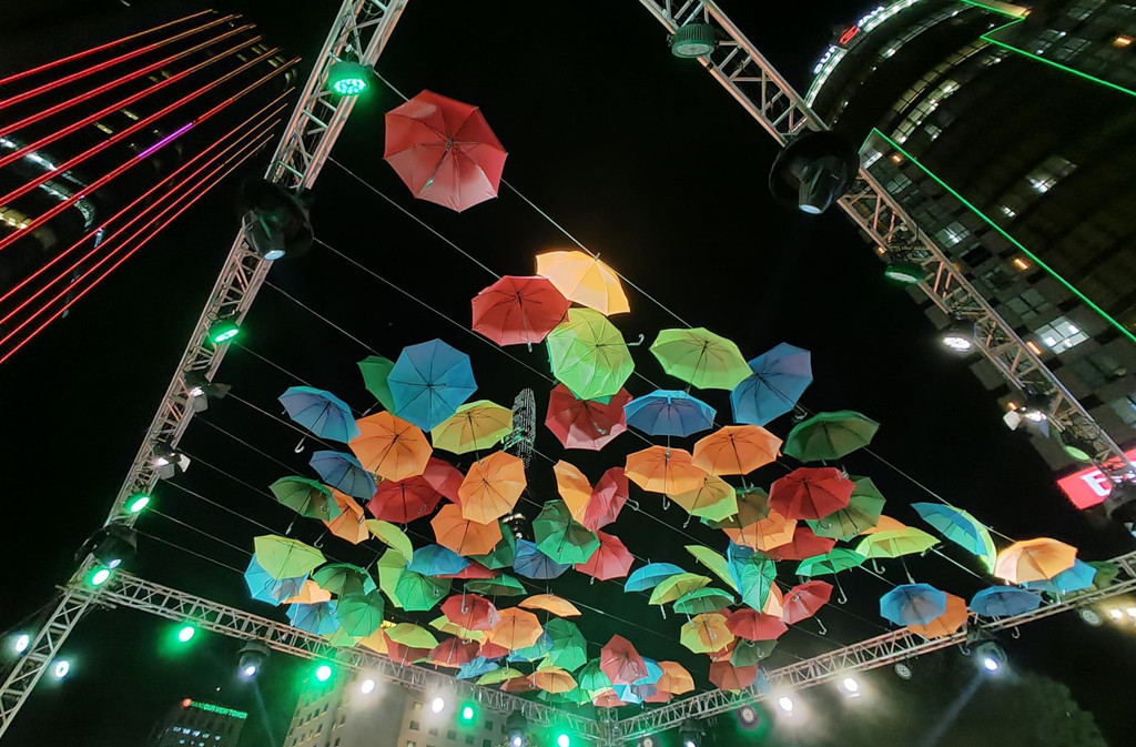 Reno 10x Zoom được trang bị khả năng lấy nét bằng lazer dựa trên nhận diện độ tương phản và PDAF, giúp lấy nét nhanh và chính xác hơn trong điều kiện thiếu sáng. Vùng tối được làm tối nhất, vùng sáng được giảm xuống giúp ảnh không bị cháy sáng. Cùng với đó, công nghệ AI và chế độ màu Dazzle giúp bức ảnh ấn tượng hơn.