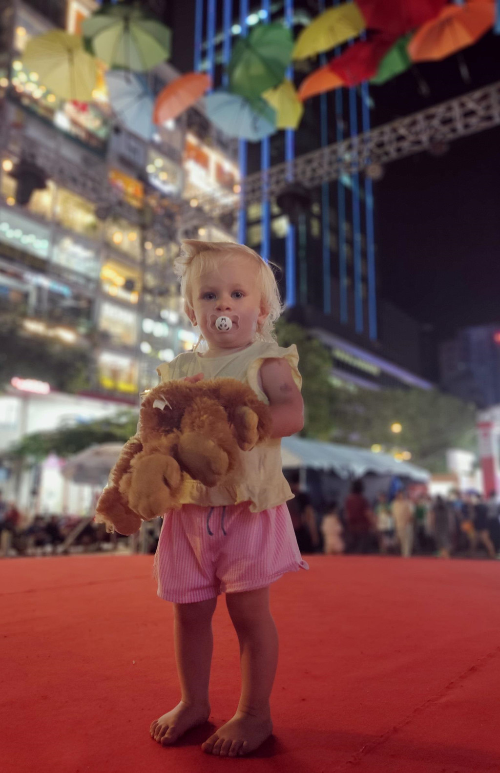 Ảnh chụp đêm tại khu vực phố đi bộ Nguyễn Huệ bằng Reno 10x Zoom khá ấn tượng. Việc bổ sung chế độ tối ưu hóa chân dung thông qua công nghệ AI giúp ảnh chụp ban đêm vẫn hiển thị rõ tông màu da của chủ thể, đồng thời phần hậu cảnh tạo nên hiệu ứng bokeh đẹp mắt. Nhờ đó, tín đồ sống ảo có thể thoải mái check-in các địa điểm vào buổi tối cũng như chớp được những khoảnh khắc ý nghĩa.