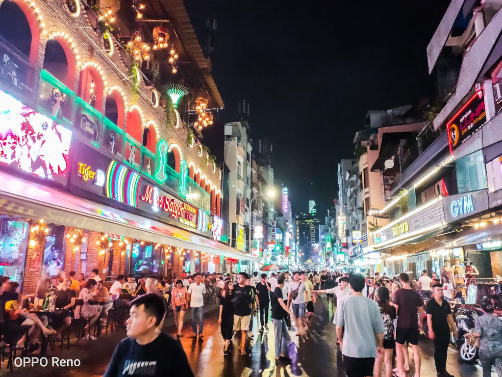 Hạn chế thường thấy khi chụp ảnh đêm bằng điện thoại là chủ thể di chuyển sẽ bị nhòe. Tuy vậy trong bức ảnh trên, Oppo Reno 10x Zoom đã làm rất tốt nhiệm vụ của mình. Chế độ siêu chụp đêm 2.0 có thể cân bằng giữa AI, HDR để đạt hiệu quả giảm hạt cao, đồng thời xử lý chống rung, xử lý nhiễu hình, giúp bức ảnh đạt được độ sáng và chi tiết rõ nét.