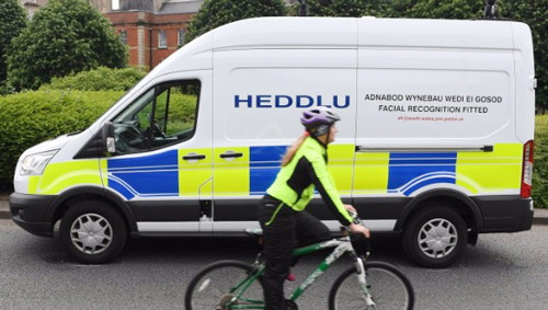 Ngoài ra, cảnh sát ở South Wales từng sử dụng những chiếc xe van có lắp đặt camera tích hợp camera an ninh nhận dạng khuôn mặt tự động (AFR) để truy bắt tội phạm. Công nghệ này thực sự giúp các cảnh sát dễ dàng hơn trong việc nhận biết những người phạm tội có trong danh sách đen, giúp tránh trường hợp bắt nhầm người hoặc để lọt tội phạm.