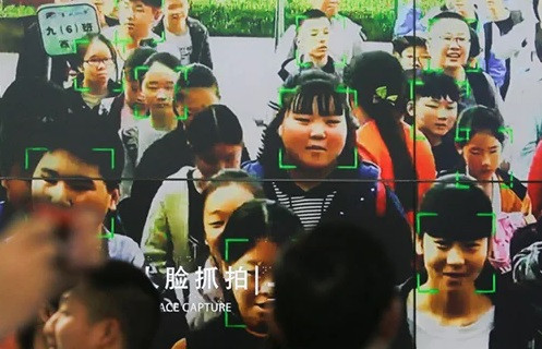 Cụ thể ở Trung Quốc, đầu tháng 5 vừa qua, công nghệ nhận dạng khuôn mặt kết hợp với trí tuệ nhân tạo trên camera đã giúp cảnh sát bắt được một tên tội phạm trốn nã suốt 20 năm. DeepGlint - công ty đã giúp cảnh sát Trung Quốc có được thành quả trên đã sử dụng hệ thống camera lấy cảm hứng từ mắt người.