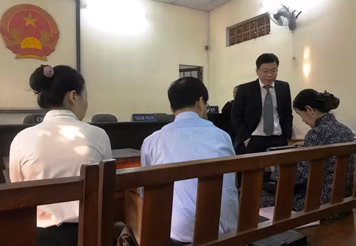 Các Luật sư, người đại diện cho bị đơn và nguyên đơn tại phiên tòa phúc thẩm vụ án tranh chấp quyền điều hành, quản lý Công ty Cổ phần Tập đoàn Trung Nguyên