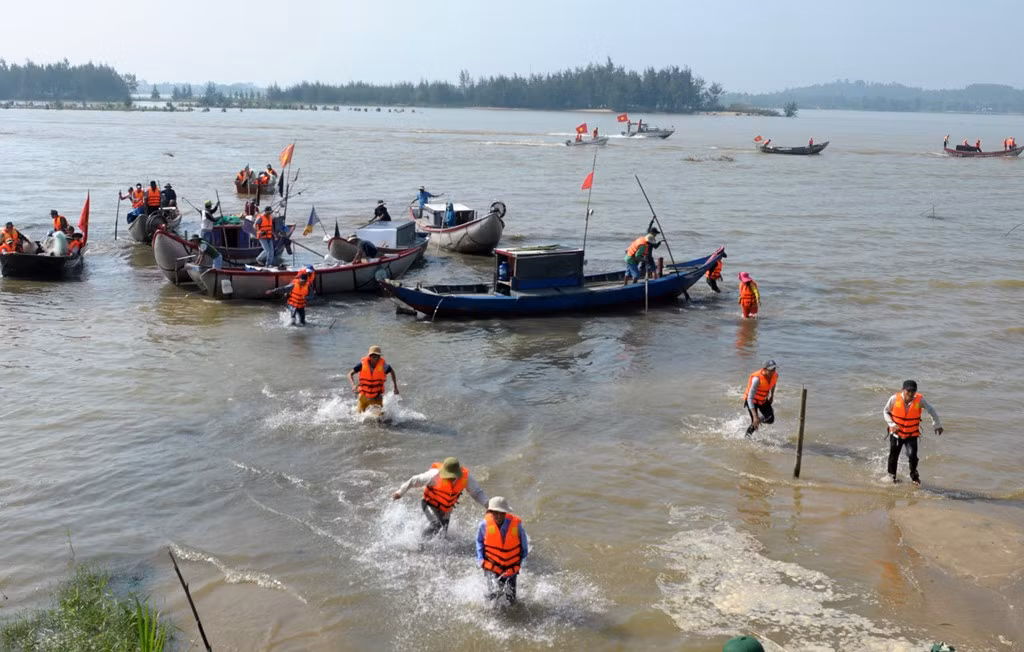 Đồn Biên phòng cửa khẩu cảng Sa Kỳ kêu gọi ngư dân đưa tàu thuyền tránh nguy hiểm.