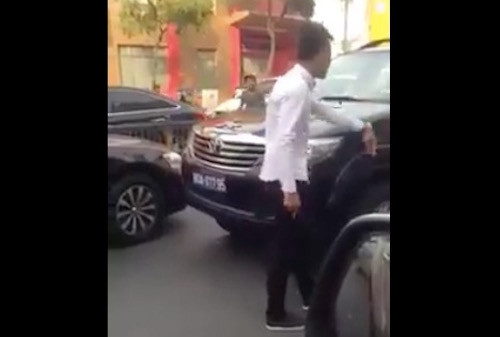 Xe bien xanh chay nguoc chieu CSGT biet nhung ngo lo